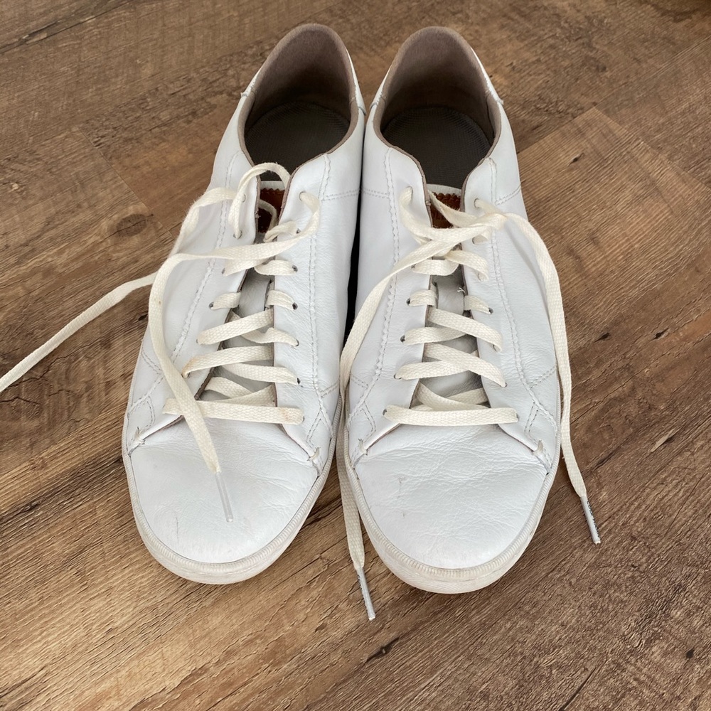 White leather sneaker